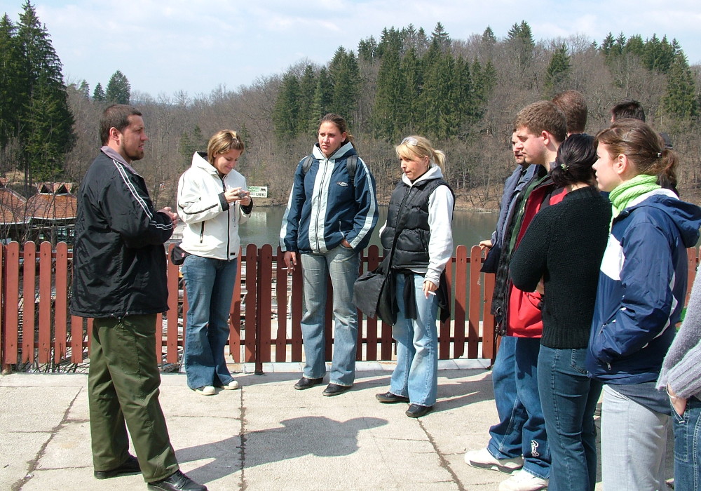 Kacsó Péter földrajzórát tart a Medve-tónál - Fotó: Barna Béla