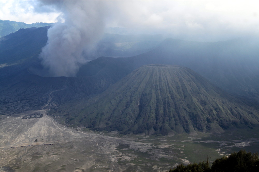 A füstölgő Bromo - Fotó: Barna Béla